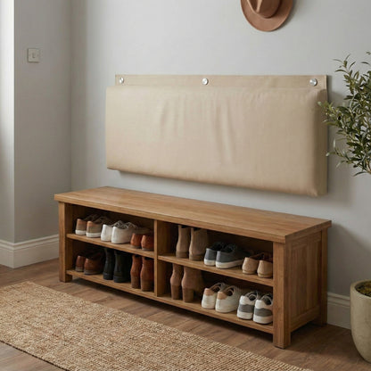 Rechteckiges, gepolstertes Wandkissen in Beige, das mit drei runden silbernen Metallkappen als Rückenlehne an der Wand über einer hölzernen Schuhbank montiert ist, um im Eingangsbereich Komfort zu bieten.